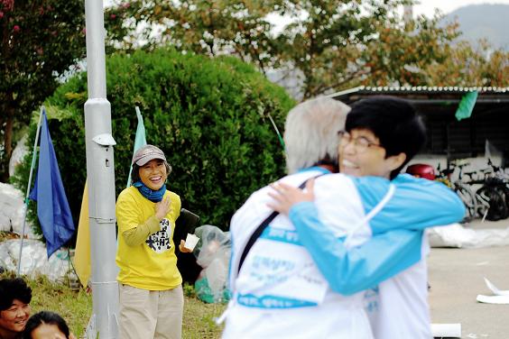 문정현 신부와 김진숙 민주노총 지도위원이 오랫만에 만나서 반가움에 포옹을 하고 있다.