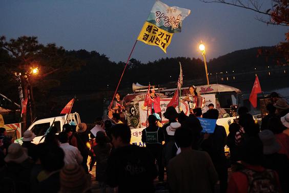 강정마을의 신짜꽃밴(조약골,돌고래,세리)이 군산에서 평화대행진의 축하공연을 하고 있다.