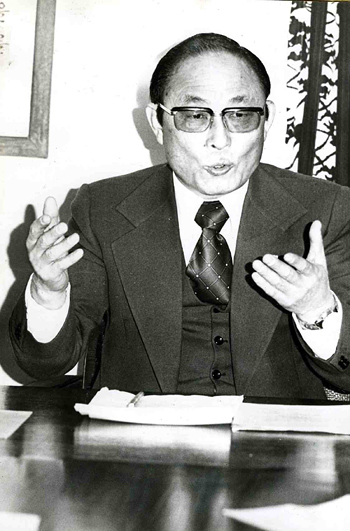 1977년 1월 19일 최태민 총재가 새마을 국민운동본부 발족에 따른 기자회견을 열었다.