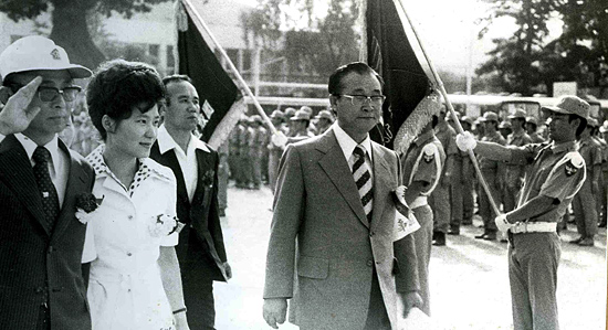 1975년 6월 21일 배재고교 교정에서 열린 한국 구국십자군 창군식에 참석한 영애 박근혜. 사진 맨 왼쪽 안경을 쓴 이가 최태민씨다.