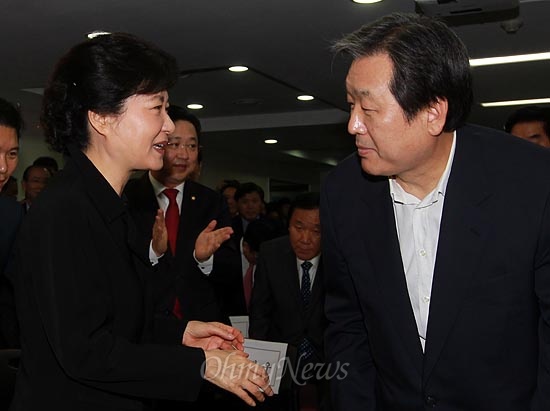 지난해 10월 22일 당시 박근혜 새누리당 대선후보(왼쪽)가 새누리당사에서 열린 선대위 조직본부 발족식에 참석해 김무성 총괄선대본부장과 인사를 나누고 있다.(자료사진)