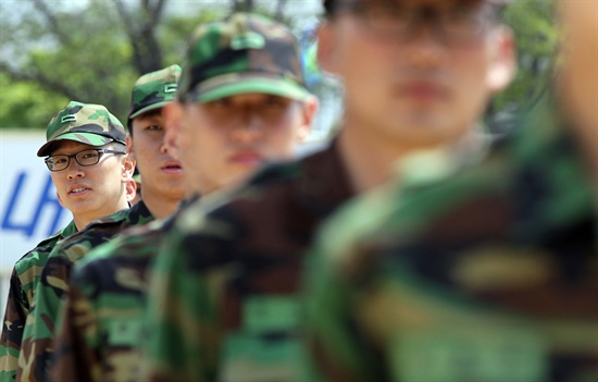 충남 논산 육군훈련소 가족면회가 13년 만에 재개된 지난 2011년 5월 4일 한 훈련병이 고개를 돌려 면회를 온 가족을 찾고 있다.
