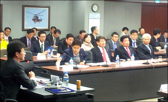 국회 국방위원회는 22일 오후 경남 사천 한국항공우주산업 본사를 방문해, 매각 진행 상황 등에 대해 파악했다. 이날 정상욱 노조 위원장은 매각 반대 입장을 전달하기도 했다.