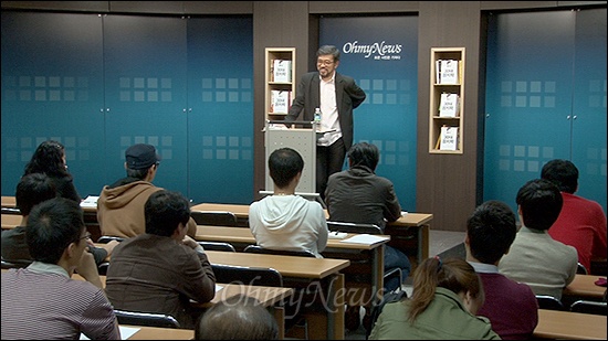 지난 19일 오후 서울 상암동 <오마이뉴스> 대회의실에 열린 시사평론가이자 <오마이뉴스> 팟캐스트 방송 '이슈 털어주는 남자' 진행자인 김종배 씨의 <30대 정치학> 저자와의 대화가 열렸다.