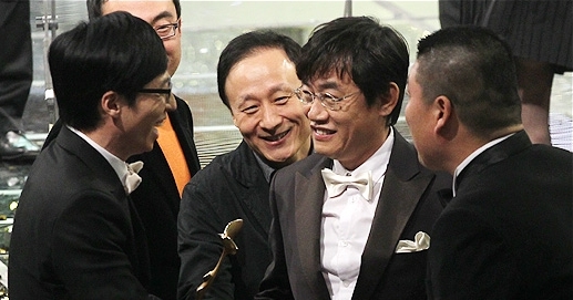  2010년 KBS 연예대상을 수상한 이경규가 유재석-강호동의 축하를 받고 있다