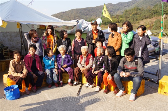 송전탑 설치를 반대하는 경북 청도군 각북면 삼평1리 주민들과 주민들을 응원하러 온 청년녹색당 당원들이 사진을 찍었다.