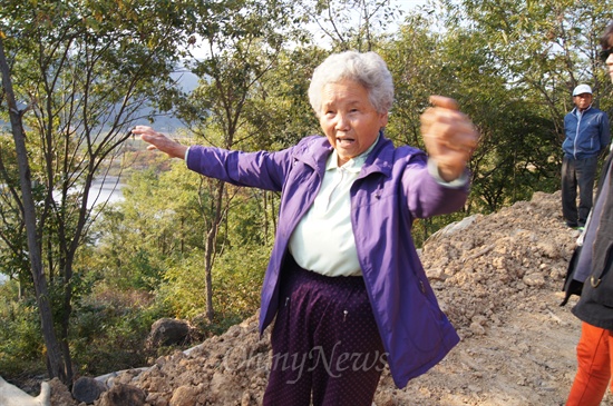 삼평1리 주민인 이차연 할머니가 송전탑 건설에 반대하다 용역들에게 끌려나왔던 당시의 이야기를 하고 있다.