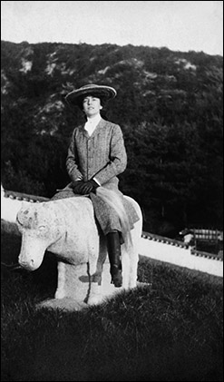 미국 제26대 대통령 시어도어 루스벨트의 딸 앨리스 루스벨트가 무엄하게도 홍릉 석상에 올라 개선장군처럼 포즈를 취하고 있다(1905).