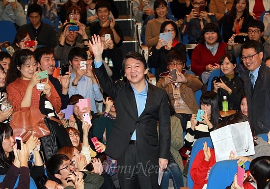  안철수 무소속 대선후보가 23일 오후 인천 남구 인하대학교에서 열린 초청 강연회에 참석하며 환호하는 학생들에게 손을 흔들며 인사하고 있다.