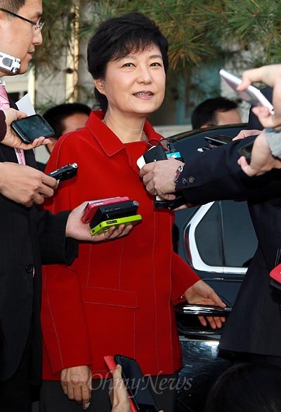 박근혜 새누리당 대선후보가 23일 오후 전주시 전북개인택시운송사업조합을 방문하고 나오며 기자들의 질문을 받고 있다.