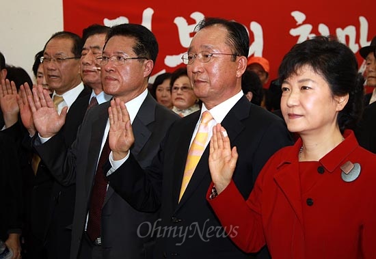 박근혜 새누리당 대선후보가 23일 오후 전주시에서 열린 전북도당 대선선대위 발대식에서 대선승리를 다짐하는 선서를 하고 있다.