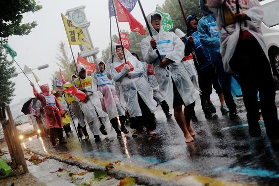 비가오는 청주시내를 걷고있는 생명평화대행진 행진단원들, 비로 인해 신발이 젖어 맨발로 걷는 행진단원들도 생겼다.