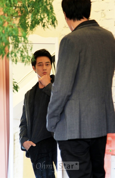  영화<회사원>에서 지형도 역의 배우 소지섭이 12일 오후 서울 팔판동의 한 카페에서 인터뷰에 앞서 포즈를 취하고 있다.