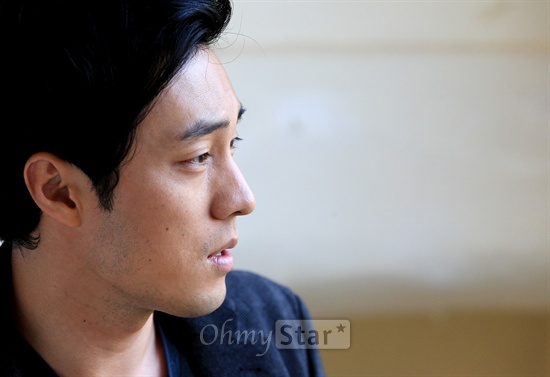  영화<회사원>에서 지형도 역의 배우 소지섭이 12일 오후 서울 팔판동의 한 카페에서 인터뷰에 앞서 포즈를 취하고 있다.