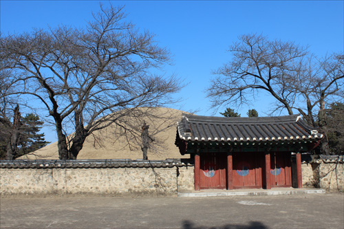 봉분만 있는 여느 왕릉과는 달리 미추왕릉은 최초의 김씨 임금답게 묘역이 화려하다. 