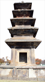 분황사 탑에 이어, 현재 남아 있는 모전석탑 중 두 번째로 오래된 작품은 경북 의성 금성 탑리의 5층탑이다.