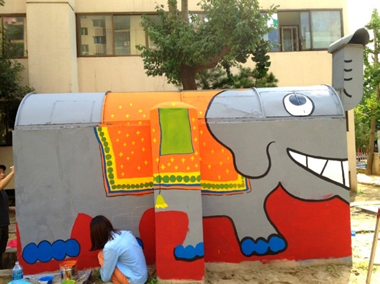 부평은대학의 술래들이 지난 9월 인천 부평구 부개동의 뉴서울아파트의 환풍 시설을 코끼리 벽화로 그리고 있다.