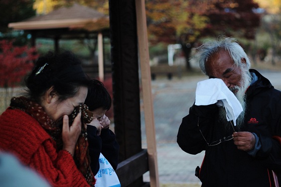  대추리의 기억을 회상하면서 같이 함께한 활동가들과 눈물을 흘리고 있는 문정현 신부님의 모습