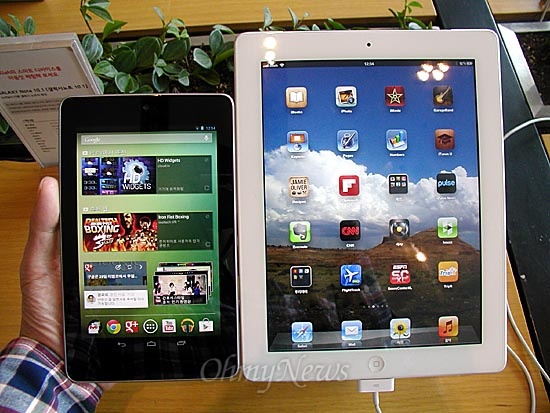 7인치 구글 넥서스7(왼쪽)과 9.7인치 애플 뉴아이패드 크기 비교