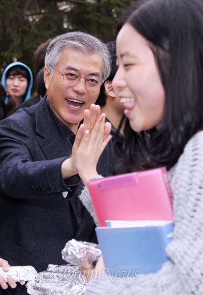  문재인 민주통합당 대선후보가 24일 서울 성북구 정릉동 국민대 캠퍼스를 찾아 중간고사를 치르고 있는 대학생들을 격려하며 하이파이브를 하고 있다.