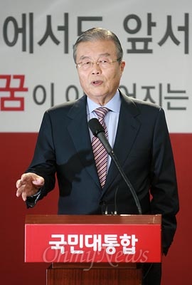 김종인 새누리당 국민행복추진위원장이 24일 오후 서울 여의도 새누리당사에서 경제민주화에 관련하여 입장을 밝히고 있다.