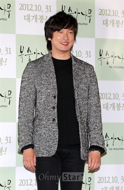  24일 오후 서울 왕십리CGV에서 열린 영화<복숭아나무>시사회에서 상현역의 배우 조승우가 미소를 지으며 포토타임을 갖고 있다.