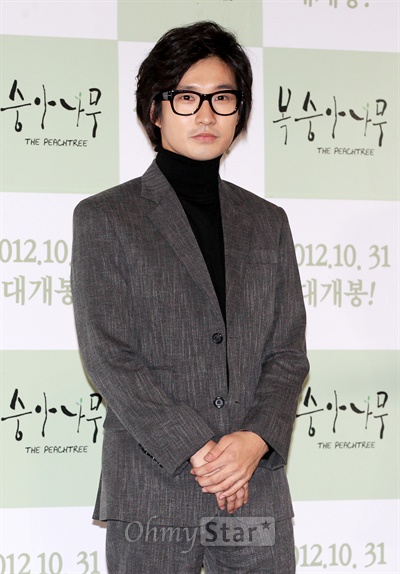  24일 오후 서울 왕십리CGV에서 열린 영화<복숭아나무>시사회에서 샴쌍둥이로 나오는 동현 역의 배우 류덕환이 포토타임을 갖고 있다.