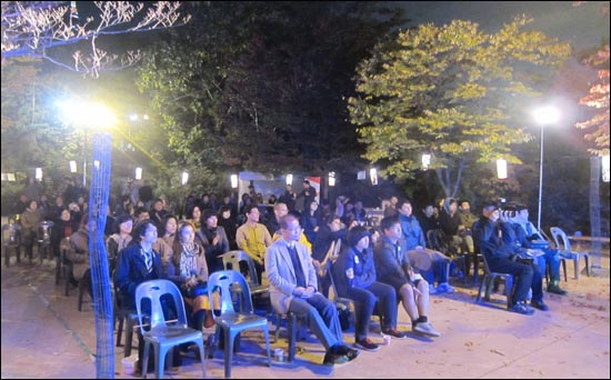 24일, 서울 남산 옛 안기부 별관 터에서 열린 '블루스 인 남산' 콘서트에서 100여명의 청중들은 가수들의 공연에 앙코르로 화답했다. 