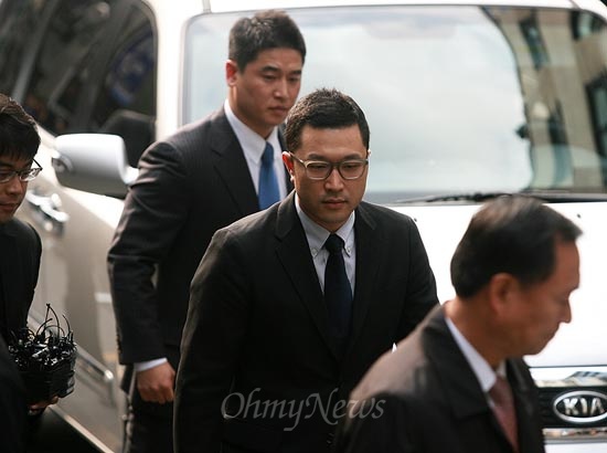 이명박 대통령 아들 이시형씨가 25일 서울 서초동 이광범 특검 사무실로 소환되고 있다 .