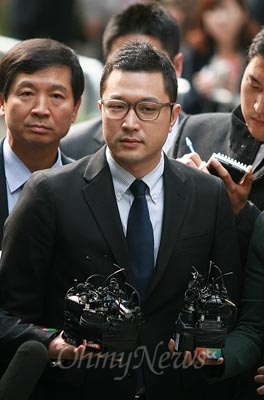 이명박 대통령 아들 이시형씨가 지난 10월 25일 서울 서초동 이광범 특검 사무실로 소환되고 있다 .