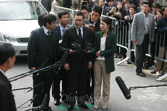 2012년 10월 25일, 이명박 대통령 아들 이시형씨가 25일 서울 서초동 이광범 특검 사무실로 소환되고 있다 .
