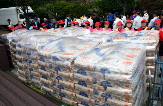 맥아더장군동상보존시민연대와 인천 황해도민회는 25일 자유공원에서 개최된 집회 참석 노인 4천여명에게 설탕을 무료로 나눠줬다. 