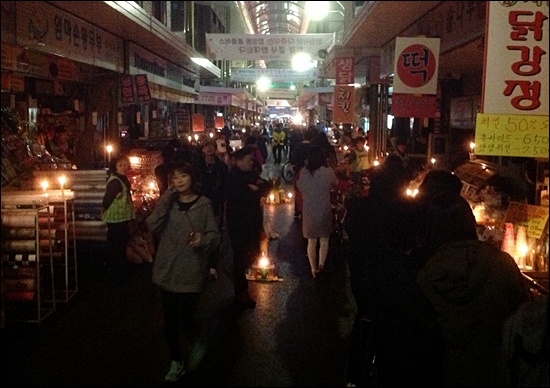 25일 홈플러스 함정점 입점 철회를 촉구하는 '촛불시장'이 열린 서울 마포구 망원시장의 모습
