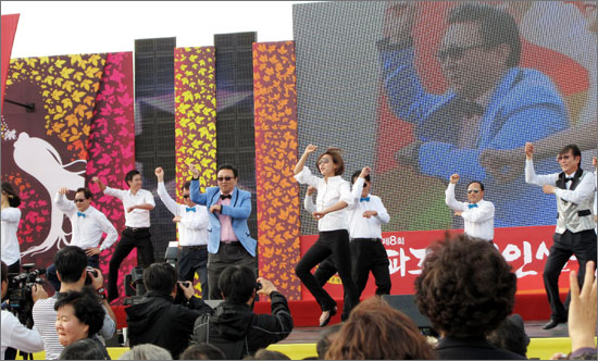 지난 20일 <파주 개성인삼 축제> 현장. 이인재 파주시장이 공무원들과 함께 '강남 스타일'에 맞춰 춤을 추고 있다.