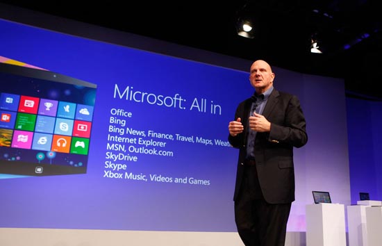 스티브 발머 마이크로소프트 CEO가 25일(현지시각) 미국 뉴욕에서 열린 윈도우8 런칭 행사에서 제품을 소개하고 있다.