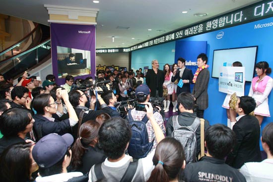 한국마이크로소프트는 윈도우8 출시를 기념해 25일 자정 잠실 롯데 디지털파크에서 '윈도우8 미드나잇 카운트다운 파티'를 열고 있다.