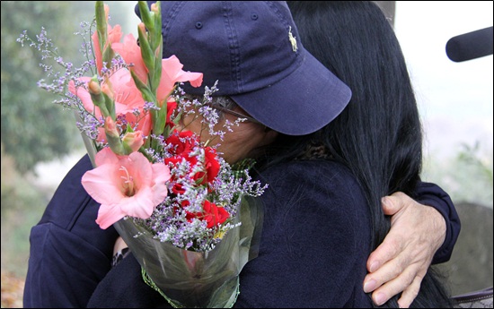 용산참사 사건으로 구속된 김재호씨가 출소직후 부인 심연씨를 부둥켜안고 눈물을 흘리고 있다. 
