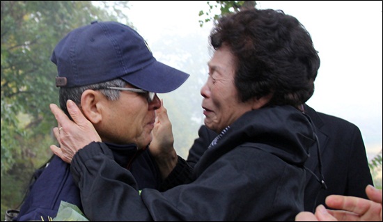 용산참사 사건으로 구속된 김재호씨가 출소직후 환영 나온 철거민 가족들을 감싸 안으며 눈물을 흘리고 있다. 