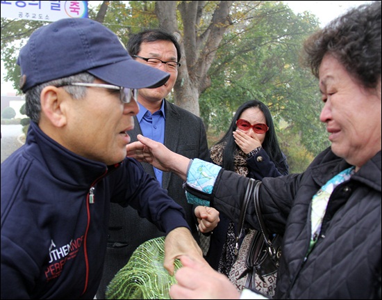 26일 오전 10시 용산4구역 철거민인 김재호씨가 공주교도소에서 3년 9개월만에 가석방됐다. 