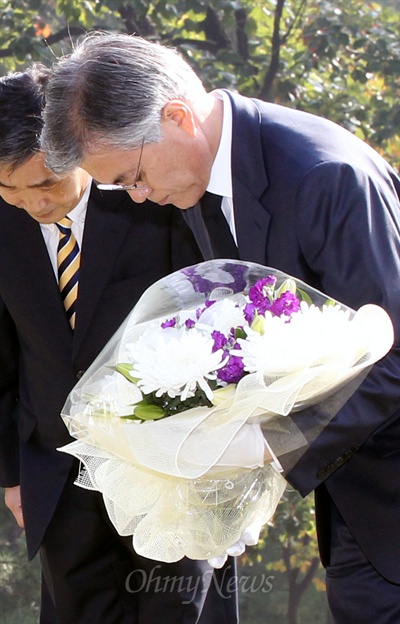 문재인 민주통합당 대선후보가 26일 오전 서울 용산구 효창공원 내 안중근 의사 가묘(假墓)를 찾아 헌화, 묵념하고 있다.