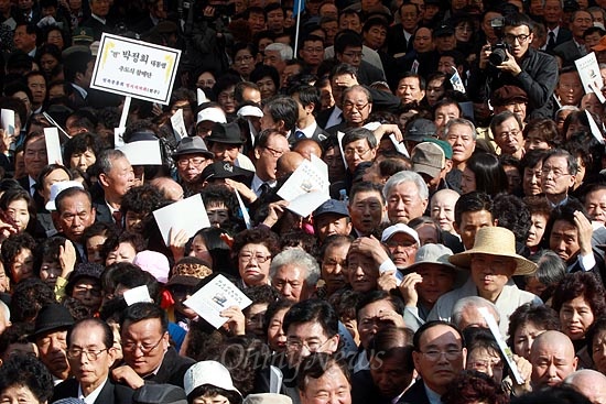  26일 오전 서울 동작구 국립현충원에서 '박정희 전 대통령 33기 추도식'이 열린 가운데 수백명의 참배객들이 박정희 전 대통령 부부 묘소앞에 모여들고 있다.