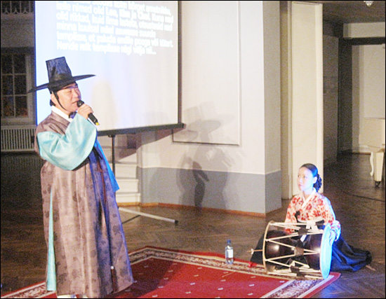 타르투 대학교 역사 박물관에서 배뱅이굿을 열창하는 박준영 선생. 