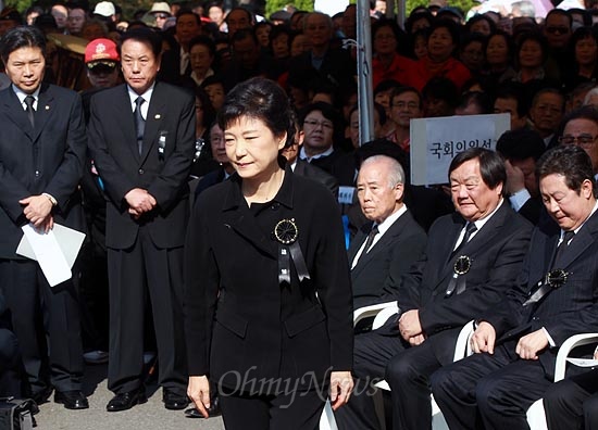  박근혜 새누리당 대선후보가 26일 오전 서울 동작구 국립현충원에서 열린 '박정희 전 대통령 33기 추도식'에서 유가족 대표로 인사를 하기 위해 연단으로 나오고 있다.