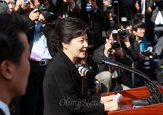  박근혜 새누리당 대선후보가 26일 오전 서울 동작구 국립현충원에서 열린 '박정희 전 대통령 33기 추도식'에서 유족을 대표해서 인사말을 하고 있다.