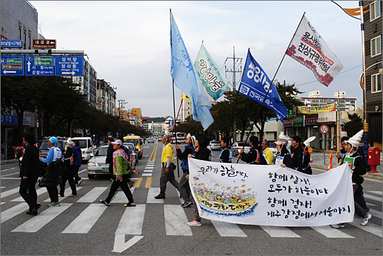 삼척시 도계읍에서 삼척시내로 이동한 생명평화대행진단이 교통신호에 맞춰 횡단보도를 걷고 있다.