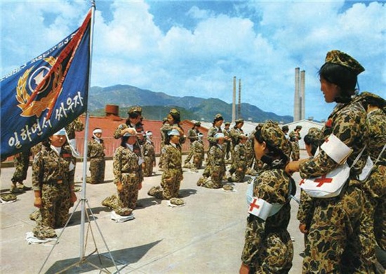 여학생들도 군사훈련을 받았다.