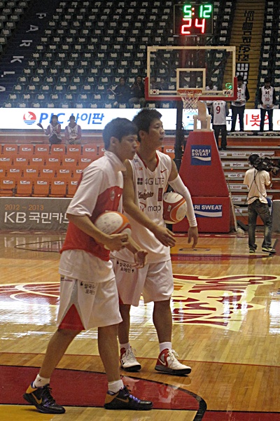  경기 전 공식 연습 중인 김선형, 박상오(오른쪽) 선수