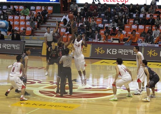  '2012-2013 KB 국민카드 프로농구’ 서울 SK vs 부산 KT 경기가 시작됐다