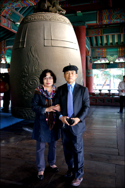 보신각종 타종을 마치고 아내와 함께 기념 사진을 찍었다. 