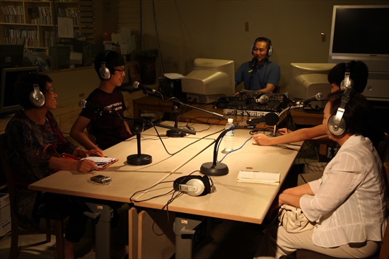 <도봉N>은 지난 6월부터 '우리마을 미디어문화교실'을 열고 있다. 사진은 1기생들이 라디오방송 체험을 하는 모습.